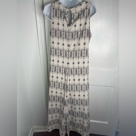 CARMEN MARC VALVO Black and Cream Patterned Dress. - Picture 5 of 9